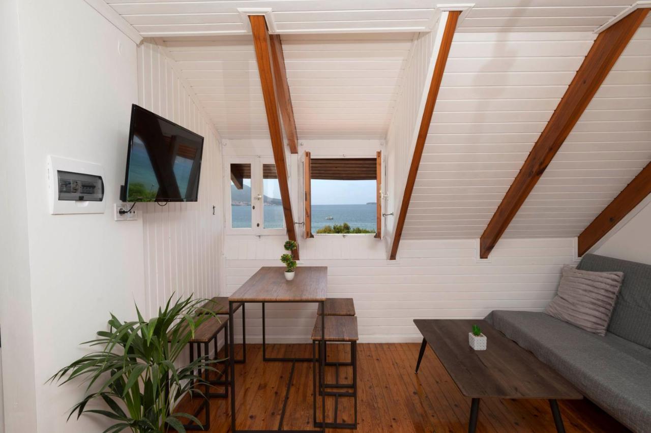 Giorgos House Attic Apartment Gialova Exterior photo